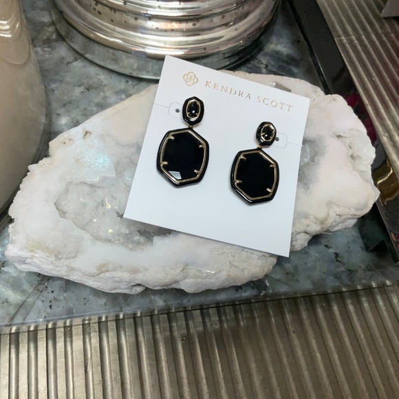 Kendra Scott Daphne Enamel Frame Gold Drop Earrings in Black Agate - Picture 2 of 3